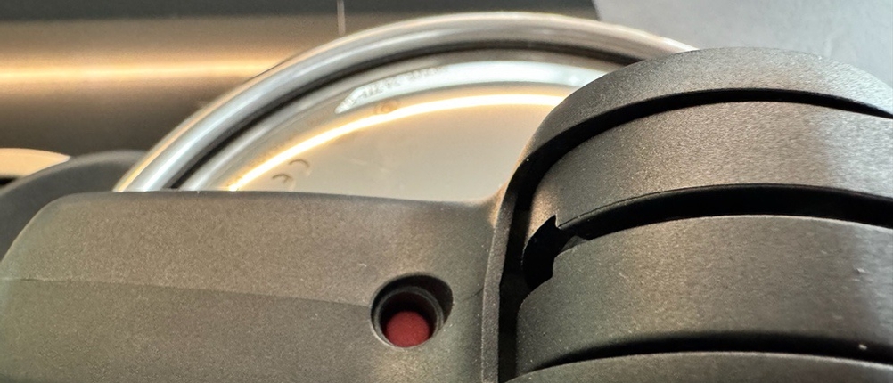 Ein roter Knopf am Deckel des Lagostina Mia Lagoeasy'Up ist eingedrückt.