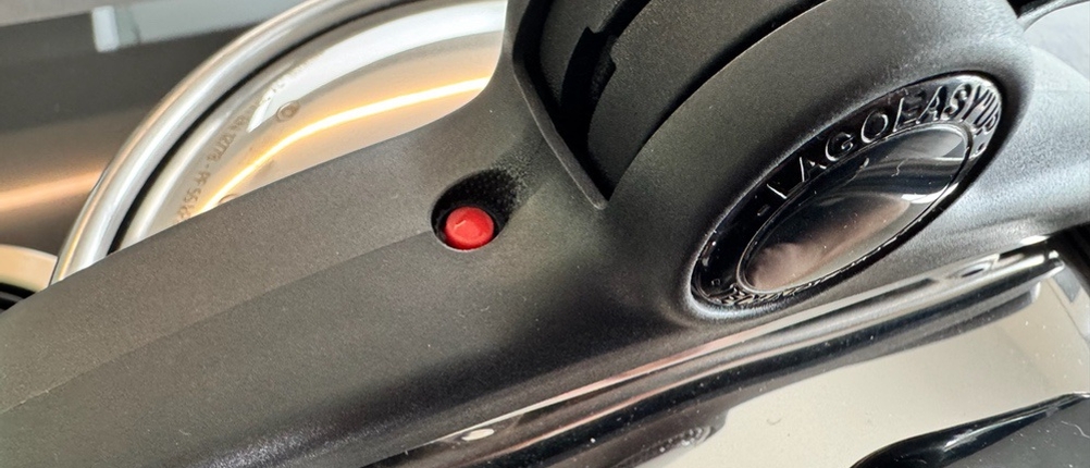 Ein roter Knopf auf dem Deckel des Lagostina Mia Lagoeasy'Up.