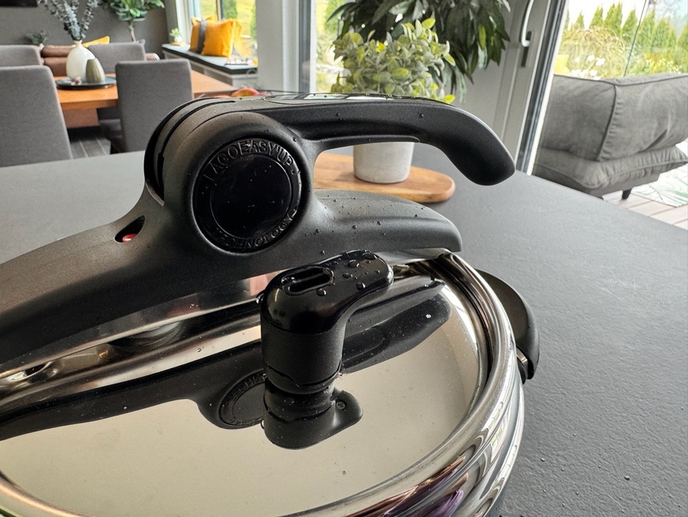 Der verriegelte Deckel des Lagostina Mia Lagoeasy'Up.