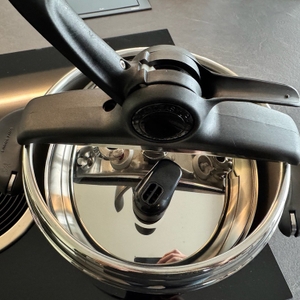 Der Deckel des Lagostina Mia Lagoeasy'Up liegt auf dem Topf.