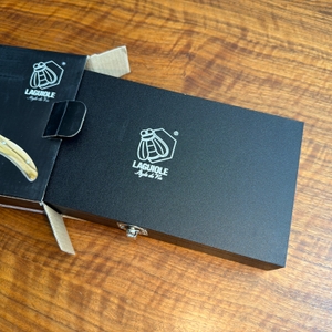 Die Verpackung der Laguiole-Style-de-Vie-Steakmesser Luxury Line wurde halb aus dem Karton gezogen