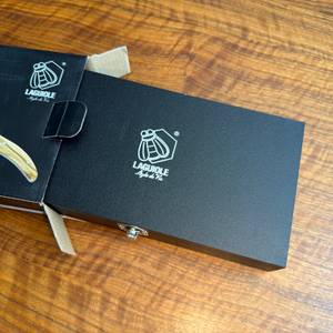 Die Verpackung der Laguiole-Style-de-Vie-Steakmesser Luxury Line wurde halb aus dem Karton gezogen