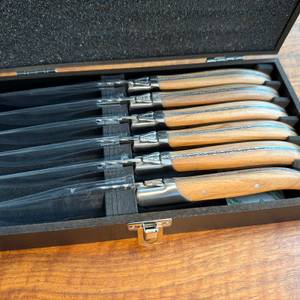 Sechs Laguiole-Style-de-Vie-Steakmesser Luxury Line liegen in ihrer Verpackung