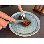 Ein Stück Steak wird mit dem Laguiole-Style-de-Vie-Steakmesser Luxury Line geschnitten