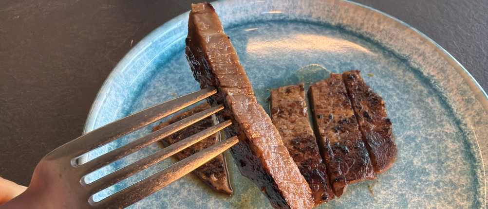 Ein Stück Steak, das mit dem Laguiole-Style-de-Vie-Steakmesser Luxury Line geschnitten wurde