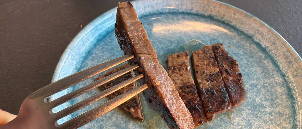 Ein Stück Steak, das mit dem Laguiole-Style-de-Vie-Steakmesser Luxury Line geschnitten wurde