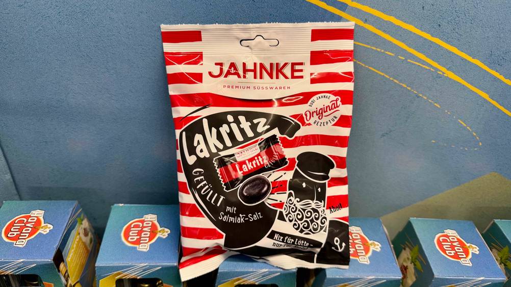 Getestet: Eine Tüte Lakritz vor einer blauen Wand.