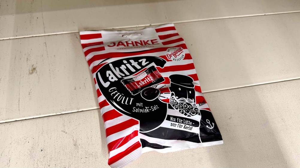 Lakritz im Test: Eine Tüte liegt auf einer hellen Fläche.