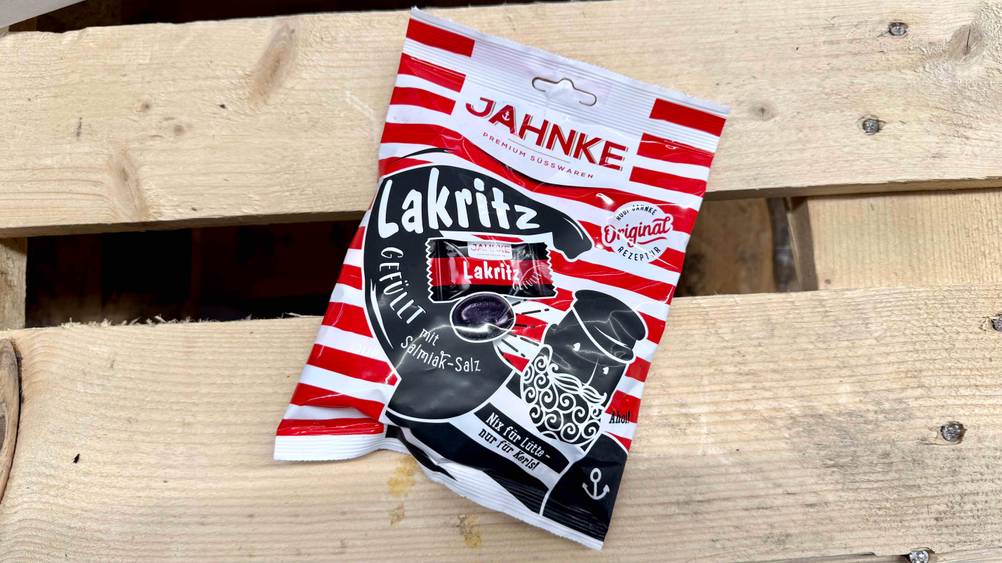 Eine Tüte der getesteten Lakritz auf einer Holzpalette.