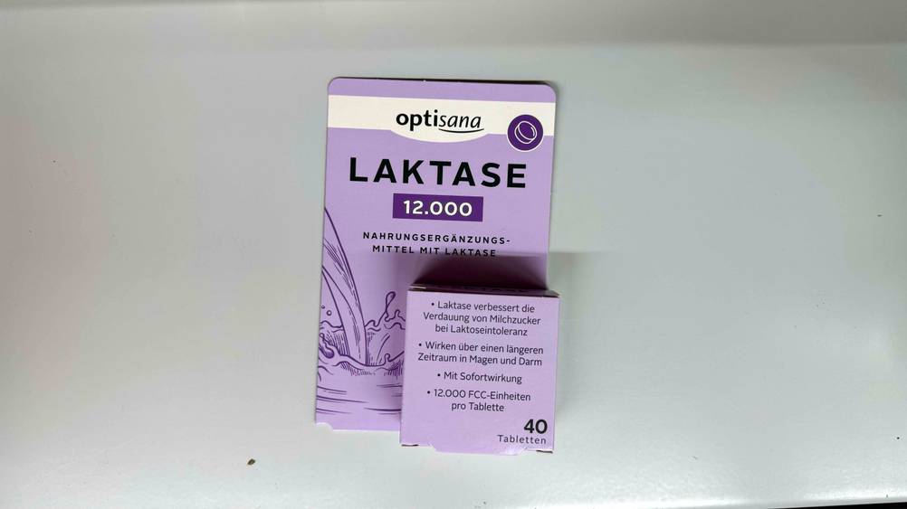 Eine Packung der getesteten Laktase-Tabletten liegt auf einer weißen Fläche.