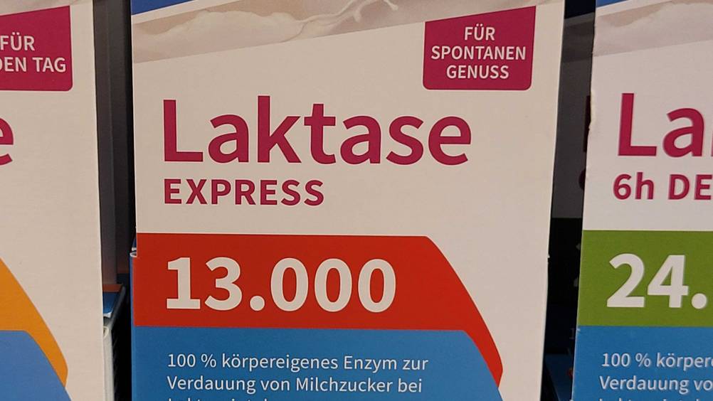 Nahaufnahme der Vorderseite einer Packung der getesteten Laktase-Tabletten.