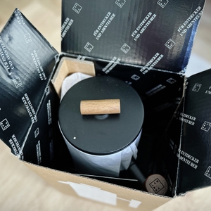 French Press im Test: Verpackung einer Lambda Edelstahl French Press wurde geöffnet.