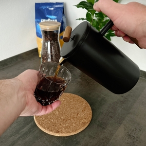 French Press im Test: Aus Lambda Coffee® Edelstahl-French-Press wird Kaffee in ein Glas ausgeschenkt.