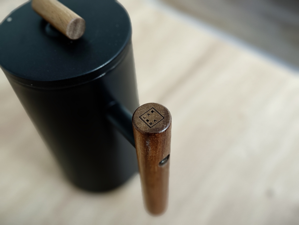 French Press im Test: Lambda Coffee® Edelstahl-French-Press Nahaufnahme des Holzgriffes.