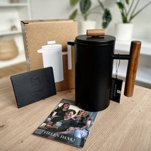 French Press im Test: Lieferumfang einer Lambda Edelstahl French Press steht auf einem Tisch.