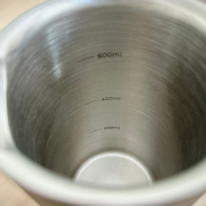 French Press im Test: Lambda Coffee® Edelstahl-French-Press Nahaufnahme der Maßangaben.