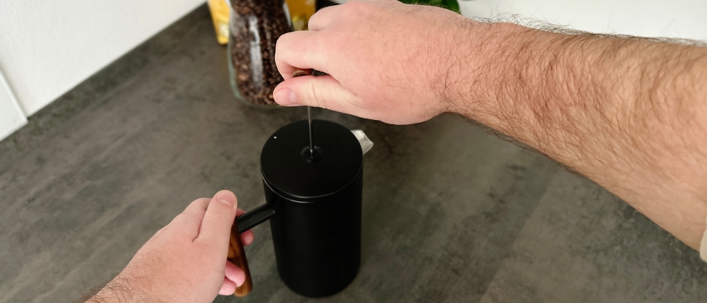 French Press im Test: Lambda Coffee® Edelstahl-French-Press wird benutzt.
