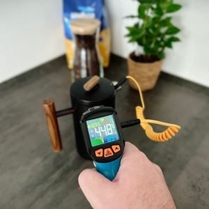 French Press im Test: Lambda Coffee® Edelstahl-French-Press wird mit einem Thermometer gemessen.