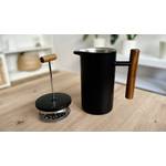 French Press im Test: Lambda Edelstahl French Press steht auf einem Tisch.