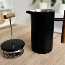 French Press im Test: Lambda Edelstahl French Press steht auf einem Tisch.