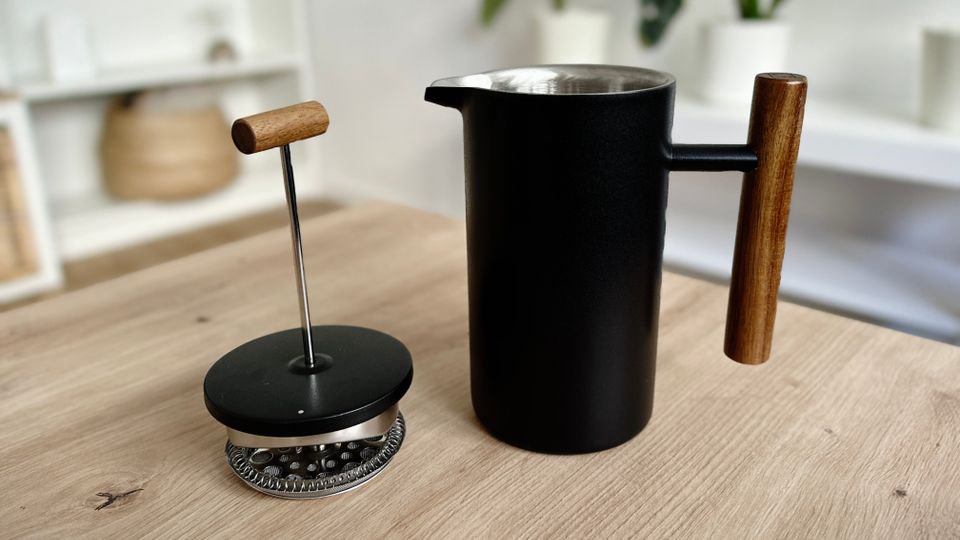 French Press im Test: Lambda Edelstahl French Press steht auf einem Tisch.