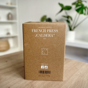 French Press im Test: Verpackung einer Lambda Edelstahl French Press steht auf einem Tisch.