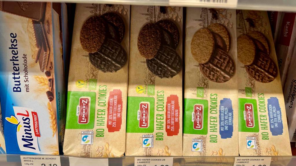 Getestet: Haferkekse in Bio-Ausführung liegen in Packungen auf einem Regal.