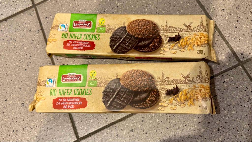 Im Test: Haferkekse in Bio-Ausführung befinden sich in zwei 200-g-Packungen auf dem Boden.