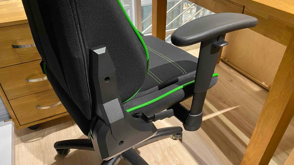 Detailansicht der Arm- und Rückenlehne eines getesteten Gaming-Stuhls.