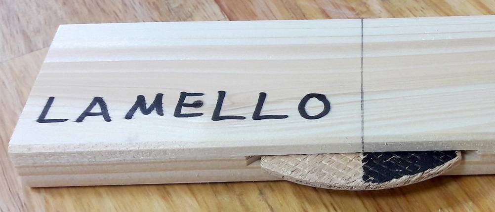 Flachdübelfräse Lamello Nut auf der Markierung