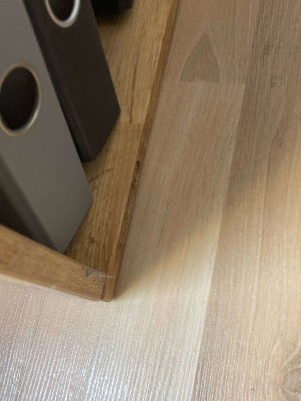 Laminat im Test: Nahaufnahme des verlegten Bodens auf dem ein Regal steht.