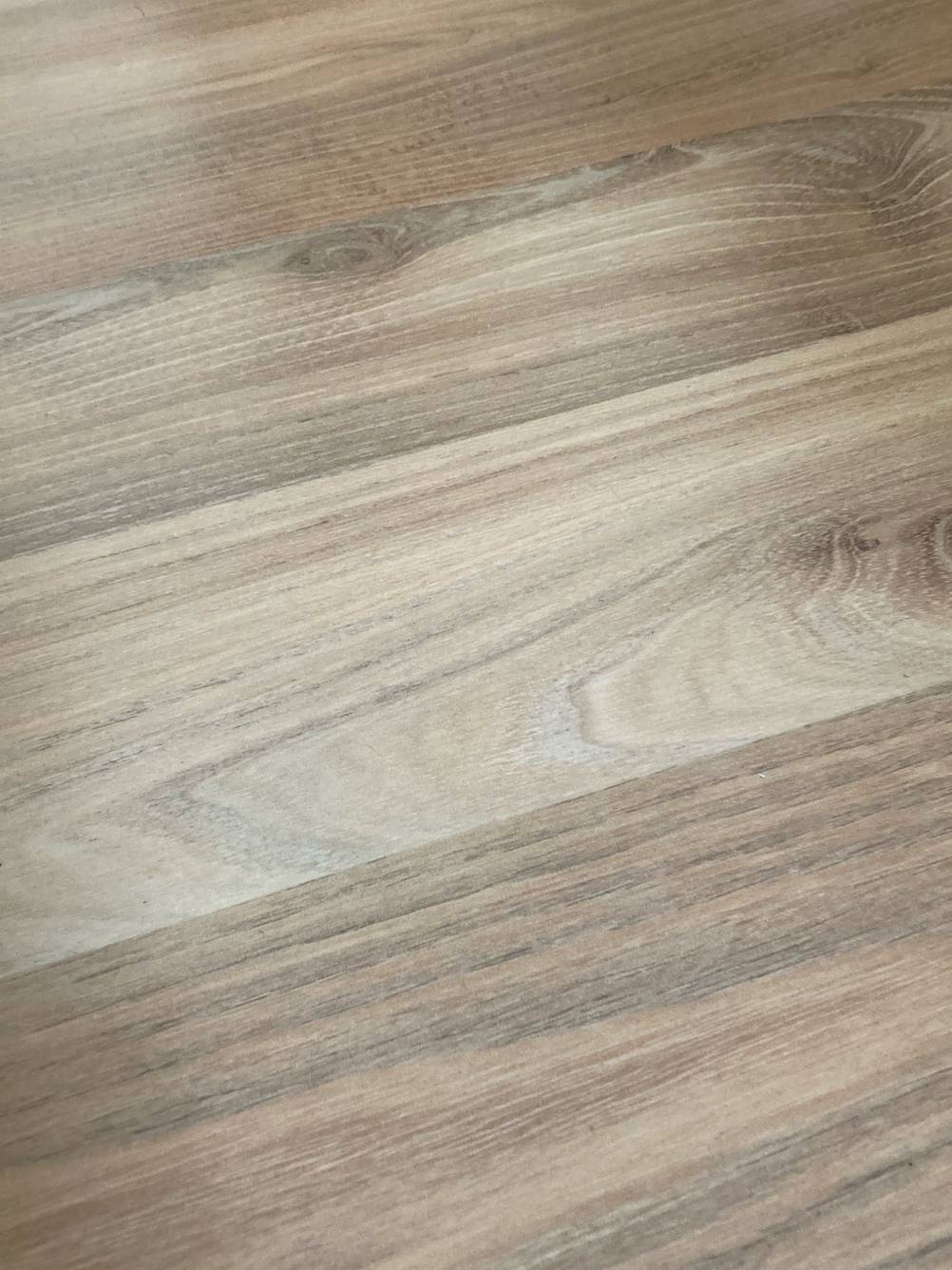 Laminat getestet: Nahaufnahme des verlegten Laminatbodens in Holzoptik.