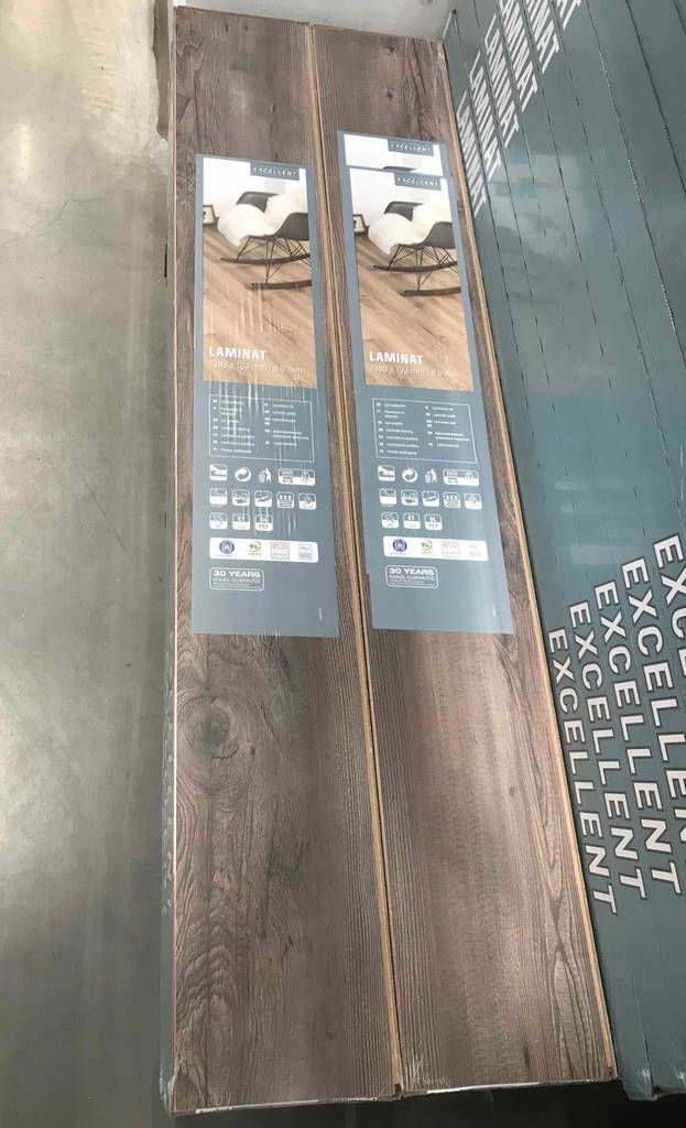 Laminat getestet: Komplettansicht auf verpacktes Laminat.