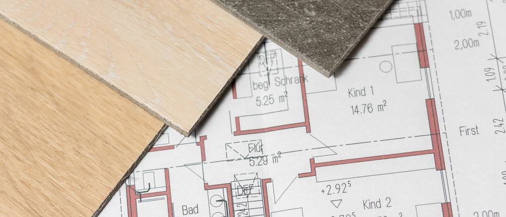 Grundriss einer Wohnung mit verschiedenfarbigen Paneelen Laminat darauf.