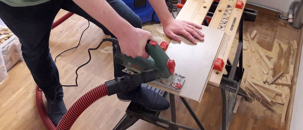 Laminat schneiden mit der kleinen Handkreissäge Bosch PKS 16 Multi