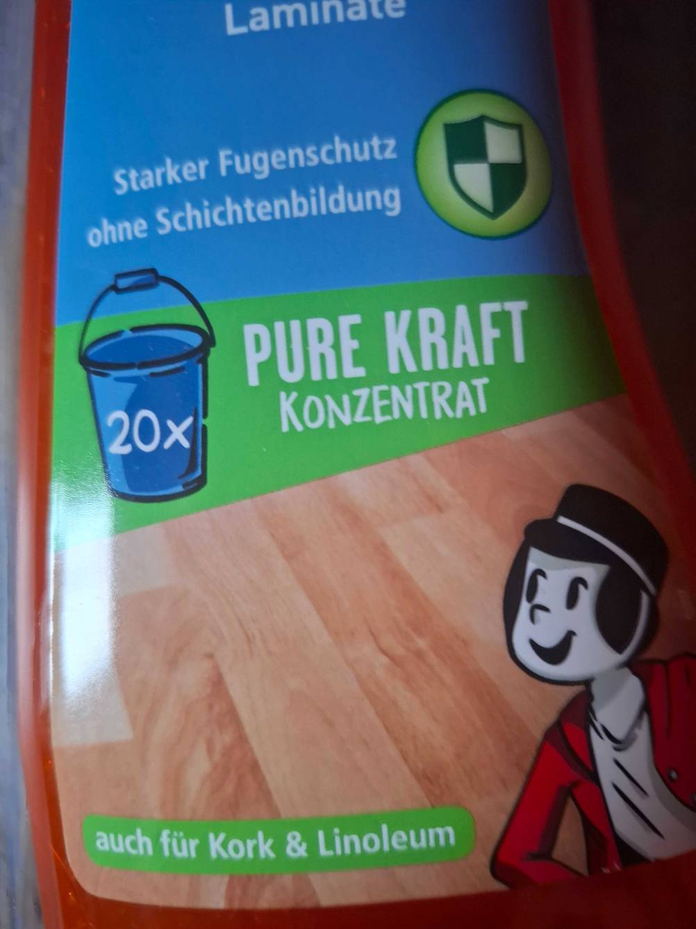 Laminatpflege im Test: Nahaufnahme der Vorderseite der Verpackung mit Informationen.