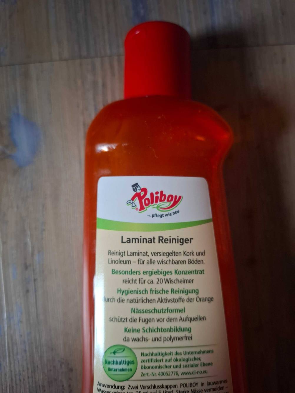 Laminatpflege im Test: Nahaufnahme der Rückseite mit Informationen.