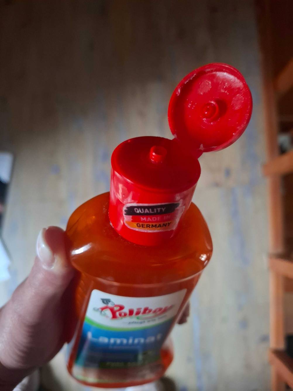 Nahaufnahme des geöffneten Verschlusses der getesteten Laminatpflege.