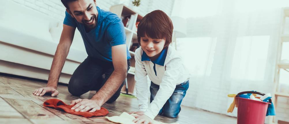 Zwei Personen bei der Laminatpflege