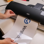 Eine Papierführung eines Laminiergerätes von GBC wird eingestellt.