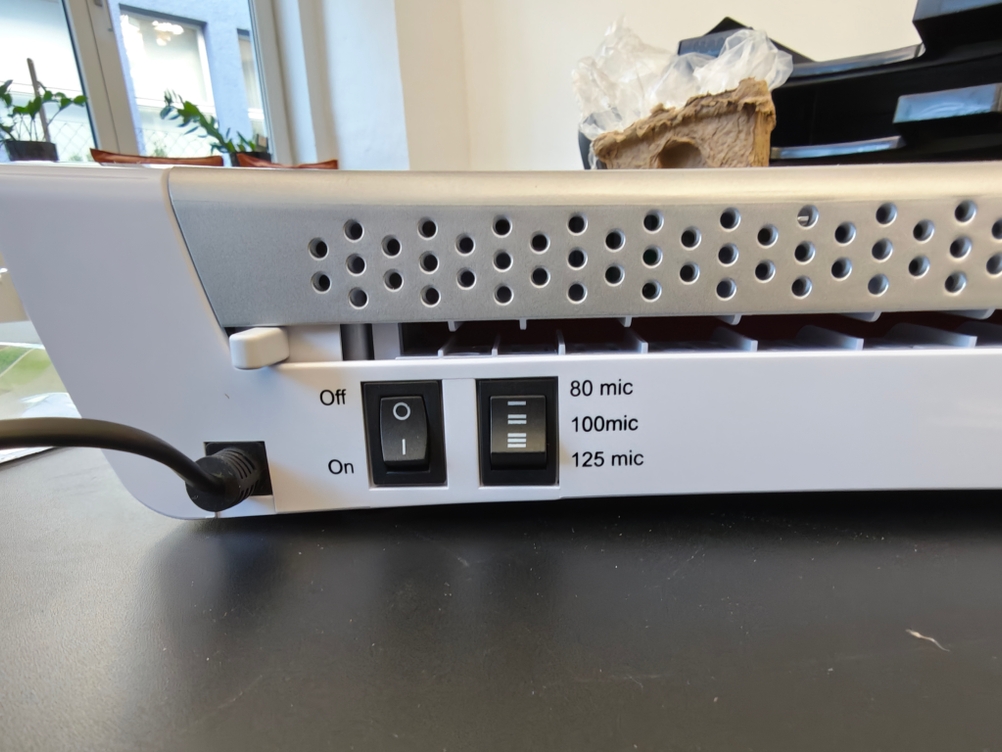 Der Ein-/Ausschalter und die Einstellung der Hitze des Laminiergeräts Leitz iLAM 73680089.