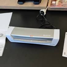 Das Leitz iLAM steht auf einem Schreibtisch.