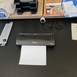 Ein Blatt Papier läuft durch ein Olympia-Laminiergerät