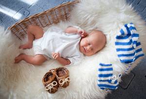 Ein Lammfell für Babys schafft eine geborgene Umgebung.