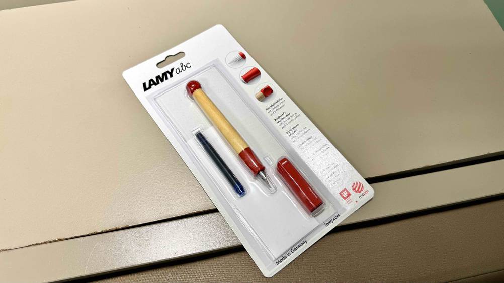 Auf einer hellen Fläche liegt der getestete Lamy-Füller in seiner Originalverpackung.