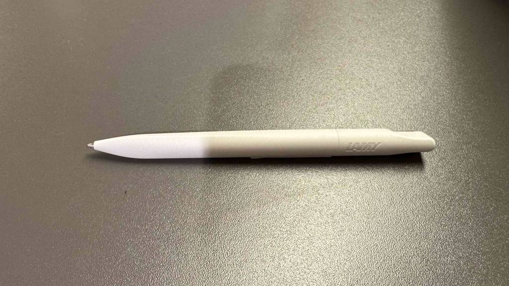 Auf einem getesteten Lamy-Kugelschreiber ist der Markenname eingedruckt.