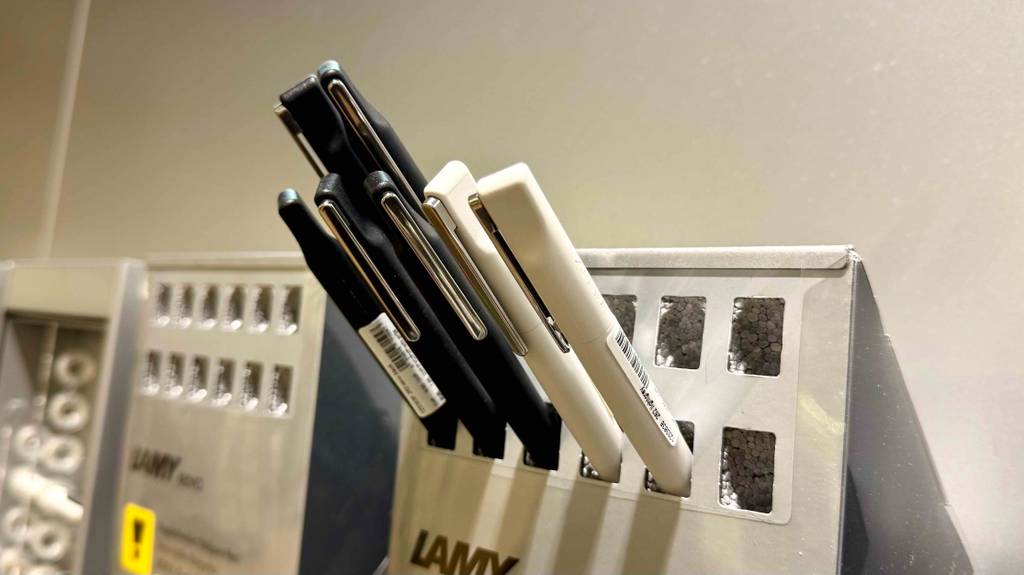 Lamy-Kugelschreiber-Test: Mehrere Kugelschreiber in schwarz und weiß stecken in einem Lamyständer.