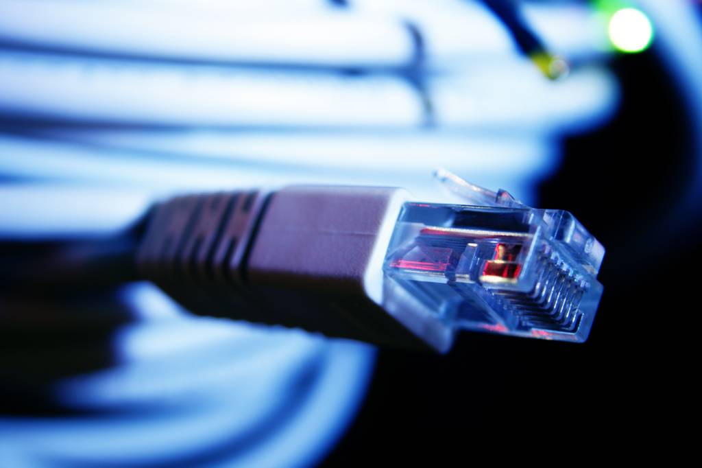 Nahaufnahme des Steckers eines getesteten 15-m-LAN-Kabels unter Schwarzlicht