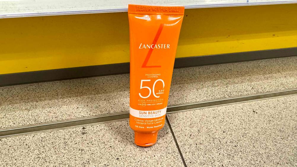 Lancaster-Sonnencreme im Test: Eine Tube vor einem Regal auf dem Boden stehend.