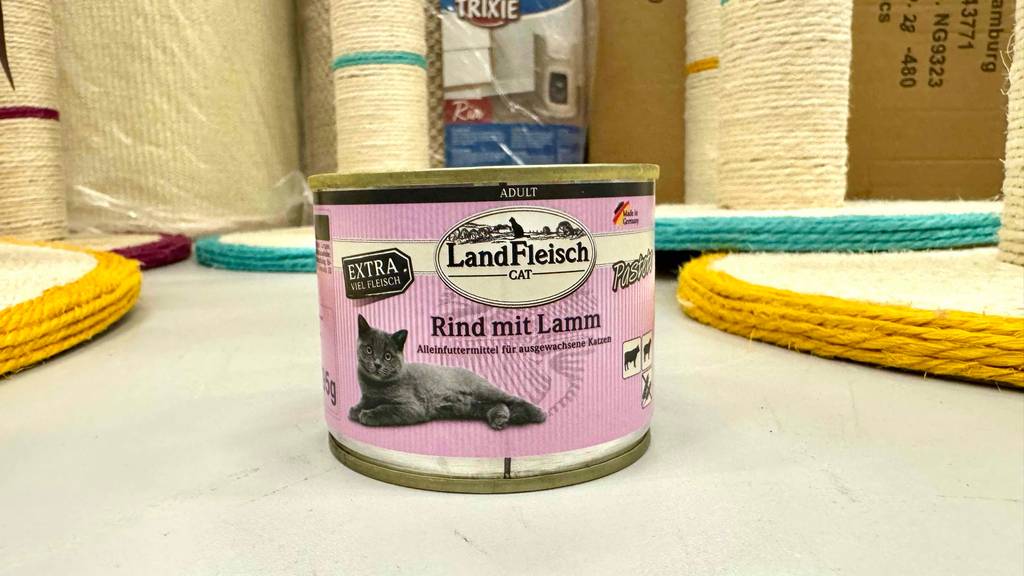 Landfleisch-Katzenfutter-Test: Auf der Vorderseite steht die Sorte Rind mit Lamm.